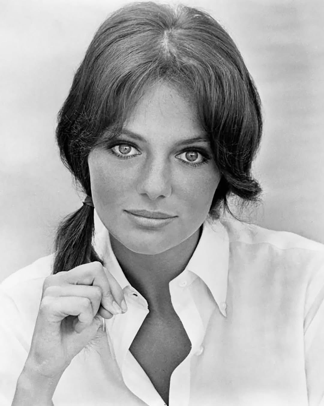 Le magazine Time l'a désignée comme la plus belle femme ayant jamais figuré à l'écran, et je suis entièrement d'accord… À 81 ans, elle reste active et plus belle que jamais — découvrez son histoire et d'autres photos d'elle dans le premier commentaire : 👇 Commentaires