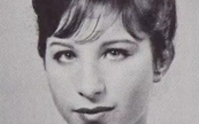 Saurez-vous deviner de qui est cette photo 📸 Bien avant la célébrité, les récompenses et cette voix inoubliable qui a captivé des millions de personnes, elle n’était qu’une jeune rêveuse au talent indéniable. 🎶 Cette photo souvenir rare a stupéfié les fans, qui ont été frappés par son évolution… et par ce qui était resté le même au fil des ans.  Curieux de découvrir la photo dont tout le monde parle et de savoir de qui il s’agit ? 👀👉👉 Faites défiler jusqu’au commentaire prin… En voir plus