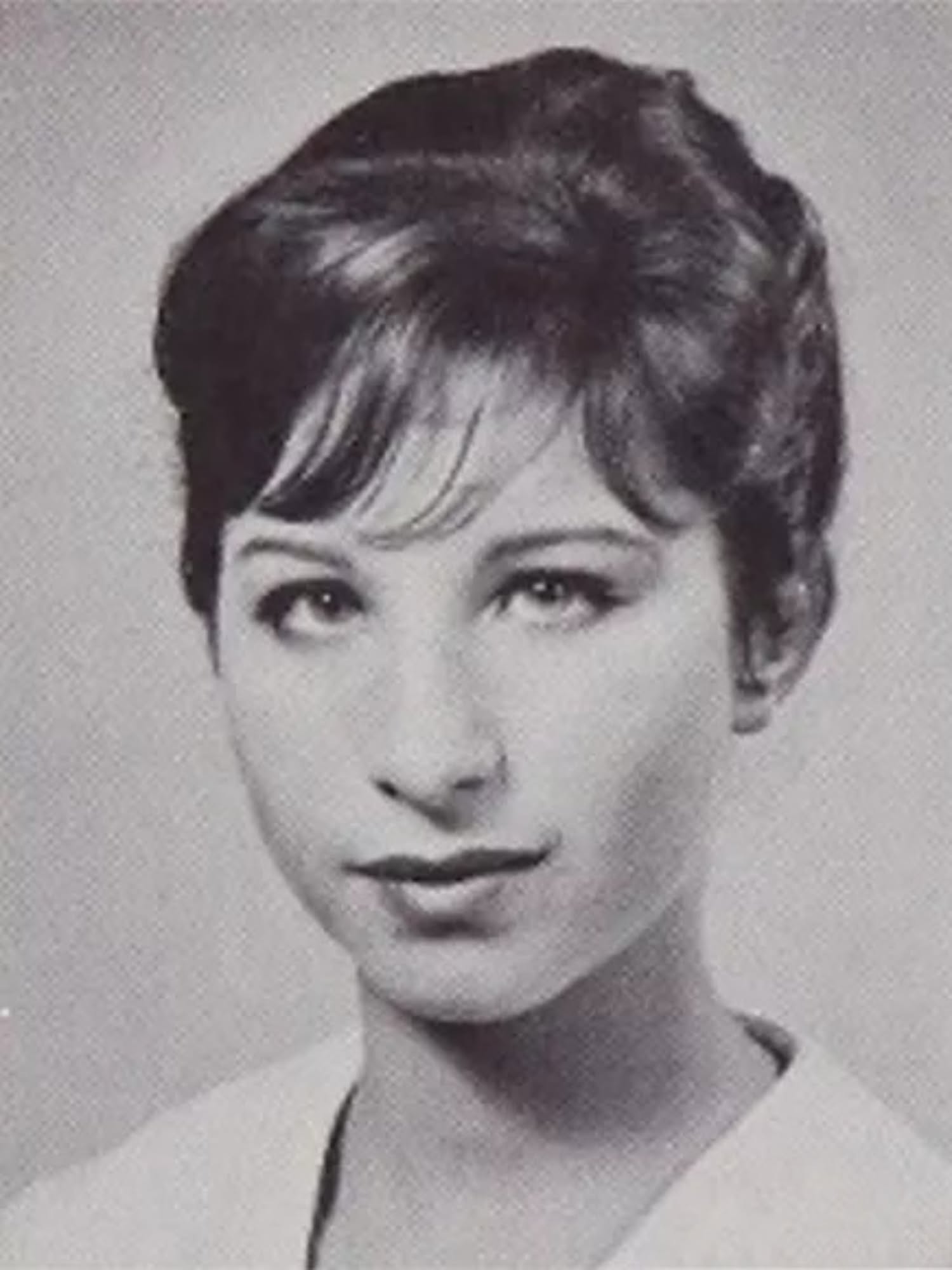 Saurez-vous deviner de qui est cette photo 📸 Bien avant la célébrité, les récompenses et cette voix inoubliable qui a captivé des millions de personnes, elle n’était qu’une jeune rêveuse au talent indéniable. 🎶 Cette photo souvenir rare a stupéfié les fans, qui ont été frappés par son évolution… et par ce qui était resté le même au fil des ans.  Curieux de découvrir la photo dont tout le monde parle et de savoir de qui il s’agit ? 👀👉👉 Faites défiler jusqu’au commentaire prin… En voir plus