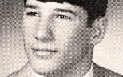 Pouvez-vous le reconnaître ? 👀 Cette photo d’école rare montre un enfant qui grandirait pour devenir l’un des plus charismatiques d’Hollywood 😲📸. Bien avant la célébrité et ses rôles emblématiques au cinéma, il a eu un début tranquille que peu de gens pourraient relier à sa future renommée de superstar 🎬. Des origines modestes à la reconnaissance mondiale, son parcours est vraiment extraordinaire. Tu penses savoir qui c’est ? 👀👇 Regardez le commentaire principal pour révéler la réponse ! 📸⬇️⬇️⬇
