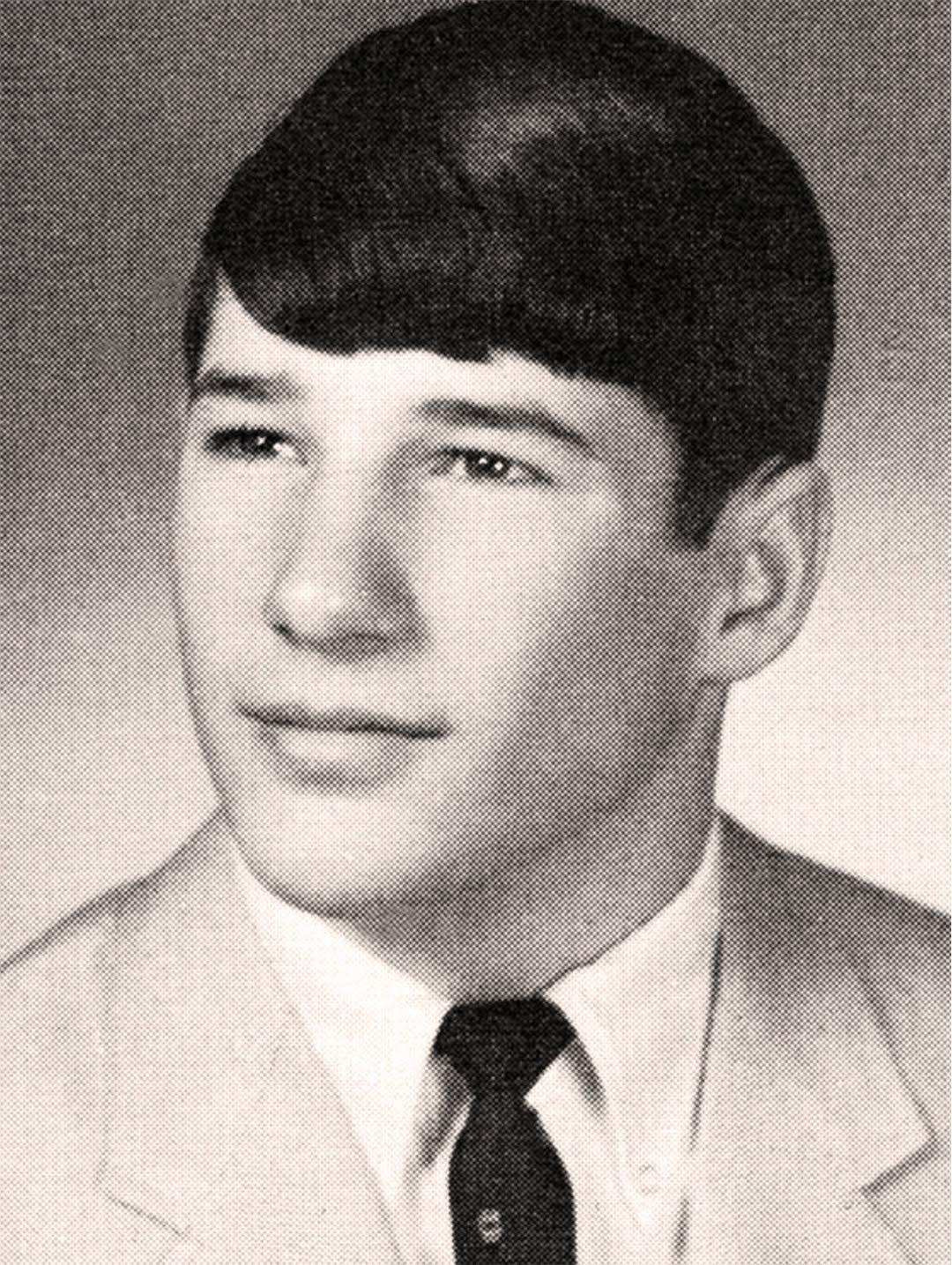 Pouvez-vous le reconnaître ? 👀 Cette photo d’école rare montre un enfant qui grandirait pour devenir l’un des plus charismatiques d’Hollywood 😲📸. Bien avant la célébrité et ses rôles emblématiques au cinéma, il a eu un début tranquille que peu de gens pourraient relier à sa future renommée de superstar 🎬. Des origines modestes à la reconnaissance mondiale, son parcours est vraiment extraordinaire. Tu penses savoir qui c’est ? 👀👇 Regardez le commentaire principal pour révéler la réponse ! 📸⬇️⬇️⬇