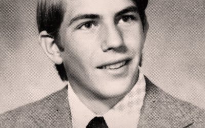 Pouvez-vous deviner qui c’est ? 😲📚 Cette rare photo de classe montre un jeune garçon bien avant qu’il ne devienne une icône hollywoodienne. Avec ses yeux brillants et son sourire sincère, il est difficile d’imaginer que cet enfant ordinaire deviendrait une star de films à succès, conquérirait le cœur du public du monde entier et deviendrait un symbole du cinéma américain classique. 🎬 Envie de voir la photo qui fait tant parler et de découvrir enfin qui il est devenu ? 🤔 👉👉 Fa… En voir plus