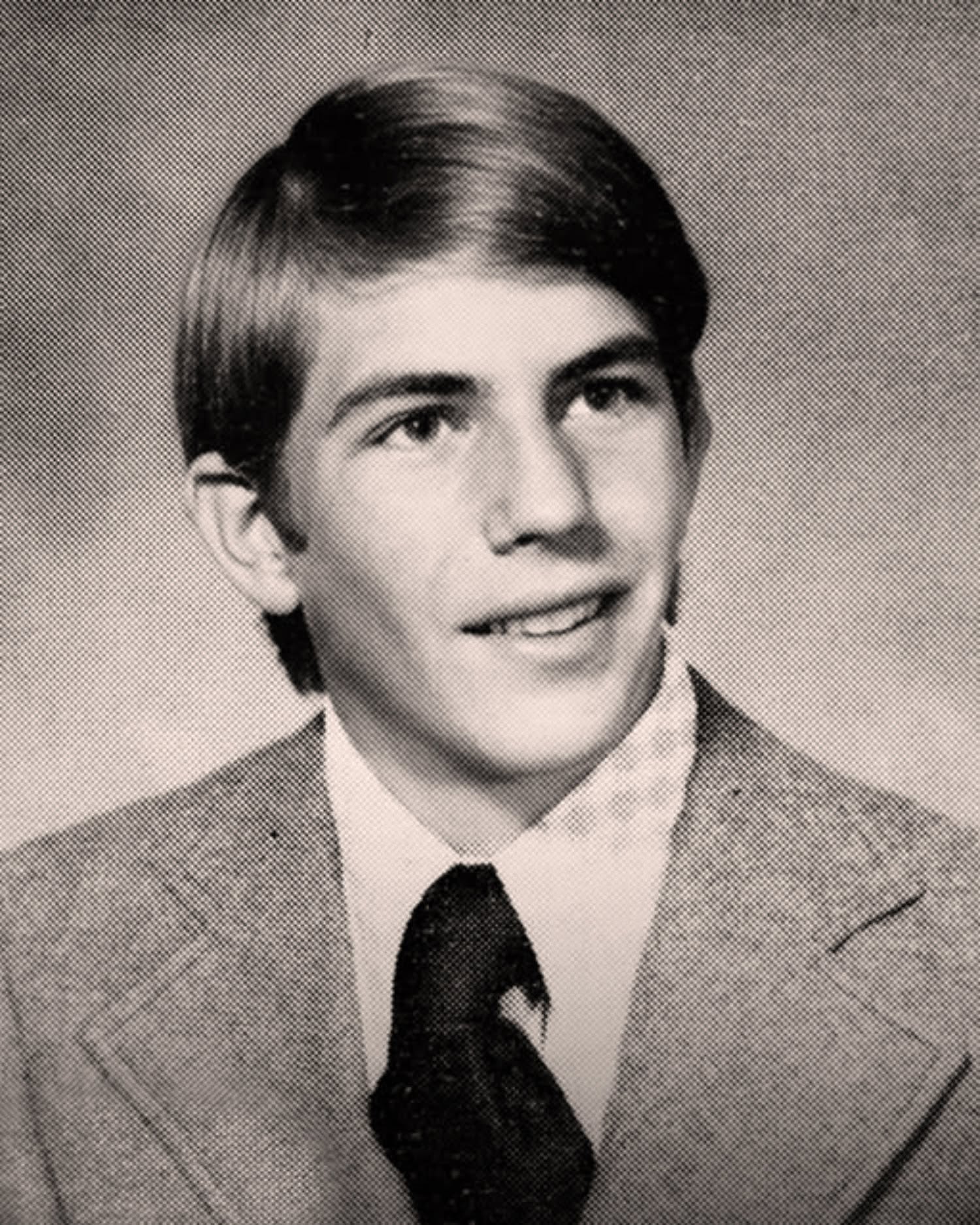 Pouvez-vous deviner qui c’est ? 😲📚 Cette rare photo de classe montre un jeune garçon bien avant qu’il ne devienne une icône hollywoodienne. Avec ses yeux brillants et son sourire sincère, il est difficile d’imaginer que cet enfant ordinaire deviendrait une star de films à succès, conquérirait le cœur du public du monde entier et deviendrait un symbole du cinéma américain classique. 🎬 Envie de voir la photo qui fait tant parler et de découvrir enfin qui il est devenu ? 🤔 👉👉 Fa… En voir plus