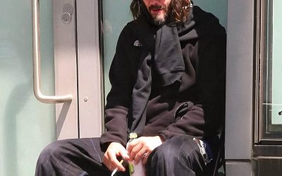 Bien qu'il possède une fortune énorme de 400 millions, Keanu Reeves mène une vie simple et humble. 🤷‍♂️💰 Il préfère les plaisirs simples comme le café et les sandwichs, et se mêler aux gens ordinaires, ce qui lui a valu le surnom d'« Indestructible ». 😳🤫 Pourquoi choisir la modestie plutôt que le luxe ? La réponse pourrait vous surprendre. 👀👉👉 Découvrez plus de photos et de secrets dans le premier commentaire ci-dessous. ⬇️⬇️⬇️