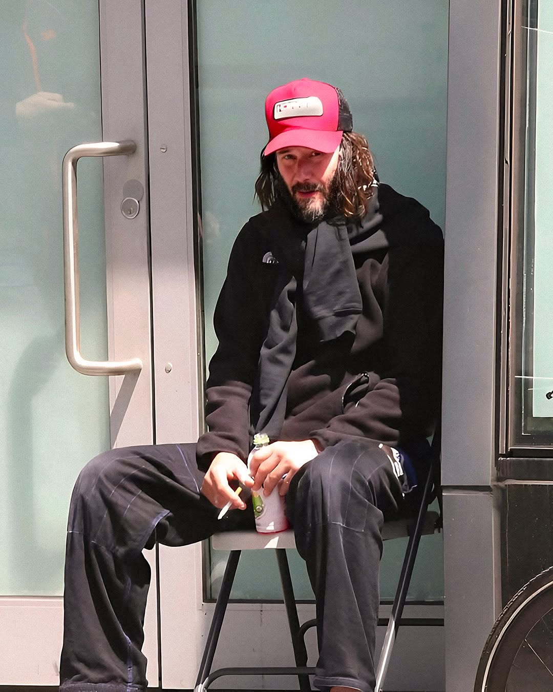 Bien qu'il possède une fortune énorme de 400 millions, Keanu Reeves mène une vie simple et humble. 🤷‍♂️💰 Il préfère les plaisirs simples comme le café et les sandwichs, et se mêler aux gens ordinaires, ce qui lui a valu le surnom d'« Indestructible ». 😳🤫 Pourquoi choisir la modestie plutôt que le luxe ? La réponse pourrait vous surprendre. 👀👉👉 Découvrez plus de photos et de secrets dans le premier commentaire ci-dessous. ⬇️⬇️⬇️