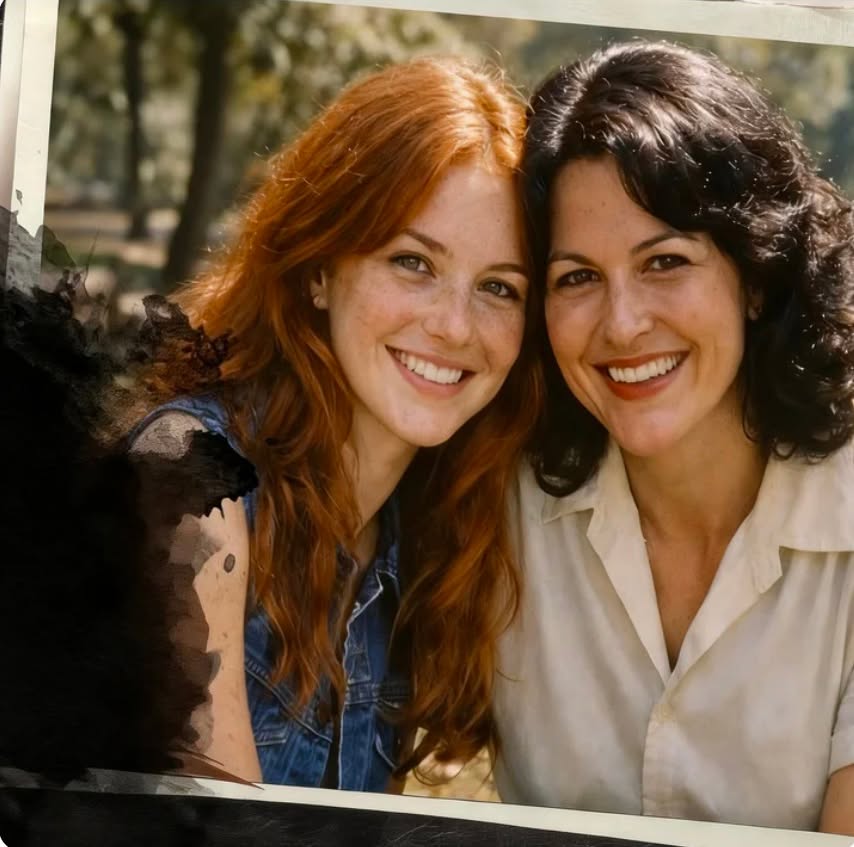 Sa fille est décédée en 1977… Mais un matin, elle est apparue chez elle comme si de rien n’était. Pendant cinq ans, Rose a dormi en serrant une photographie contre elle. Sur la photo, elles souriaient, enlacées, ignorant que leur bonheur allait bientôt prendre fin de la manière la plus brutale et injuste qui soit. Rose la serrait dans ses bras chaque soir avant de s’endormir, et chaque soir, elle se posait la même question sans réponse : pourquoi ?