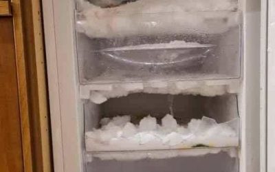 L’astuce ingénieuse pour dégivrer le congélateur : la glace disparaît sans débrancher l’appareil