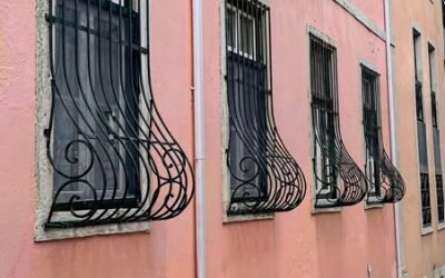 Peu de personnes connaissent la véritable raison pour laquelle certains barreaux de fenêtre sont courbés vers le bas et vers l’extérieur.