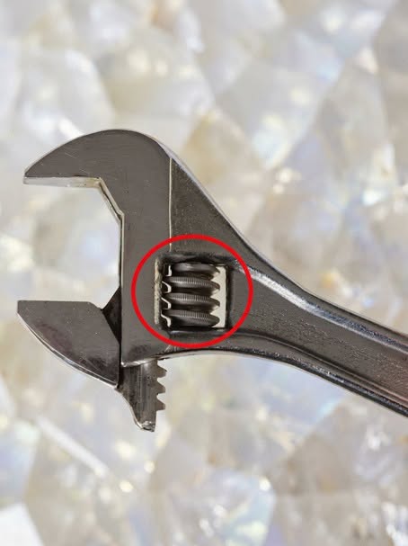 Voici des astuces méconnues de la clé à molette que peu de personnes connaissent.
