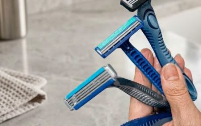 Vous ne jetterez plus jamais vos vieux rasoirs usés après avoir découvert cette incroyable astuce que les fabricants veulent cacher.