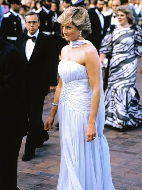 Quand ils ont capturé cette photo de Diana, les photographes étaient loin de se douter de ce qu’ils venaient de saisir. Ce n’est qu’en regardant les images plus tard que l’un d’eux a repéré ce détail troublant… 😮👇Voir les commentaires !