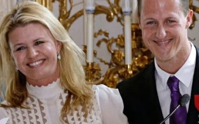 10 ans après son accident, Michael Schumacher aurait fait une rare apparition lors du mariage de sa fille. 😮📸 Cet événement très discret a suscité de nombreuses réactions et relancé l’intérêt autour de l’ancienne légende de la Formule 1. Découvrez les photos et les détails dans le premier commentaire 👇