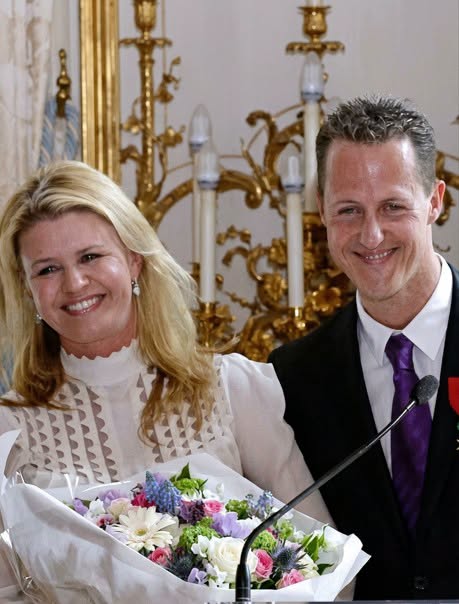 10 ans après son accident, Michael Schumacher aurait fait une rare apparition lors du mariage de sa fille. 😮📸 Cet événement très discret a suscité de nombreuses réactions et relancé l’intérêt autour de l’ancienne légende de la Formule 1. Découvrez les photos et les détails dans le premier commentaire 👇