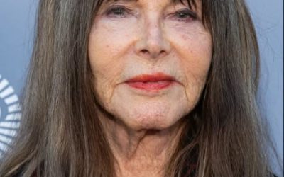 Elle était considérée comme l’une des plus grandes beautés des années 1950, mais sa carrière a brusquement été freinée lorsqu’elle a été écartée d’Hollywood pendant plus d’une décennie. 😱 Pour tenter de retrouver sa place dans le monde du spectacle, elle a même eu recours à une opération de chirurgie esthétique. 😳 Aujourd’hui âgée de plus de 90 ans, elle continue de faire parler d’elle et partage sa vie avec un homme plus jeune. Découvrez son incroyable histoire dans les commentaires. 👇