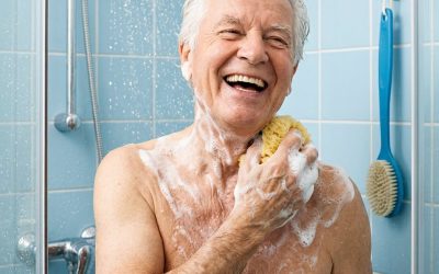Ni tous les jours ni une fois par semaine : voici la fréquence de douche recommandée après 65 ans, selon des experts.