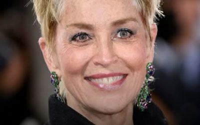 À 66 ans, Sharon Stone affiche une silhouette remarquable dans un maillot de bain éclatant 😍 L’actrice continue d’impressionner ses admirateurs par son élégance, sa confiance et son énergie. Plus d’infos ci-dessous 👇