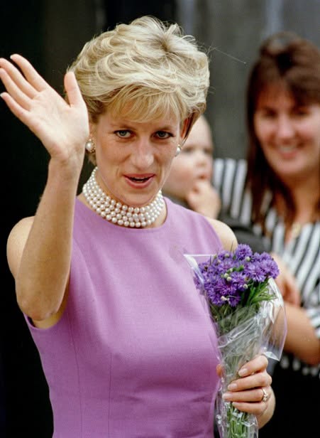 🛑 Les derniers mots de la princesse Diana, révélés des années plus tard par le pompier qui lui a porté secours, continuent de bouleverser le monde. Commentaires