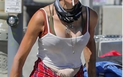Son regard fascinait les tapis rouges. Sa beauté faisait la couverture des magazines et elle était l’une des célébrités les plus admirées de son époque. 😱😲 Aujourd’hui, on l’aperçoit souvent poussant un vieux chariot dans les rues de Los Angeles, bien loin de la gloire qui l’avait rendue célèbre. Presque plus personne ne la reconnaît. 😱😱 Qui est cette ancienne star au destin aussi bouleversant ? Découvrez son histoire en commentaire. 👇
