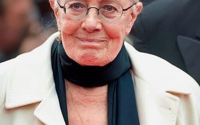 Reconnaissez-vous cette actrice légendaire sur sa récente photo ? 👵😮 Lauréate de prestigieuses récompenses et profondément marquée par la perte de sa fille, elle a aujourd’hui 88 ans. 😧👑 Son apparence surprend de nombreux admirateurs. 🤷‍♂️➡️ Découvrez son nom et d’autres photos dans les commentaires. 💬⬇️⬇