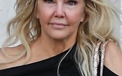 Difficile à imaginer aujourd’hui, mais dans les années 90, tous les regards se tournaient vers elle. Considérée comme l’une des plus belles femmes des États-Unis 🇺🇸, elle faisait rêver des millions de personnes. Aujourd’hui, elle est presque méconnaissable, comme vous pouvez le voir 😔. Devinez qui c’est ? Vous la reconnaîtrez sûrement en voyant une photo d’elle plus jeune. Voir les commentaires ⬇️