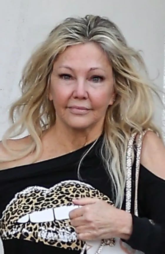 Difficile à imaginer aujourd’hui, mais dans les années 90, tous les regards se tournaient vers elle. Considérée comme l’une des plus belles femmes des États-Unis 🇺🇸, elle faisait rêver des millions de personnes. Aujourd’hui, elle est presque méconnaissable, comme vous pouvez le voir 😔. Devinez qui c’est ? Vous la reconnaîtrez sûrement en voyant une photo d’elle plus jeune. Voir les commentaires ⬇️