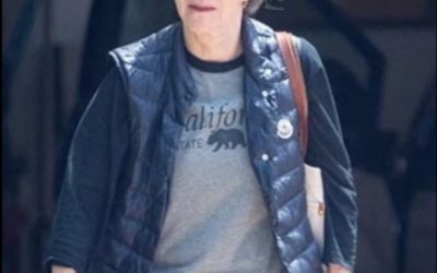 Sally Field, 78 ans, refuse de s’excuser pour ses cheveux gris et reste déterminée à ne pas recourir à la chirurgie esthétique. Alors qu’elle lutte contre l’âgisme à Hollywood, cette actrice intemporelle a des mots durs pour ceux qui la critique pour son physique.  Voir les commentaires 😮👇