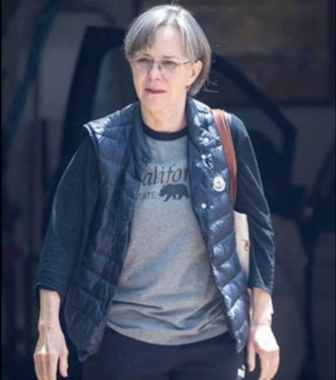Sally Field, 78 ans, refuse de s’excuser pour ses cheveux gris et reste déterminée à ne pas recourir à la chirurgie esthétique. Alors qu’elle lutte contre l’âgisme à Hollywood, cette actrice intemporelle a des mots durs pour ceux qui la critique pour son physique.  Voir les commentaires 😮👇