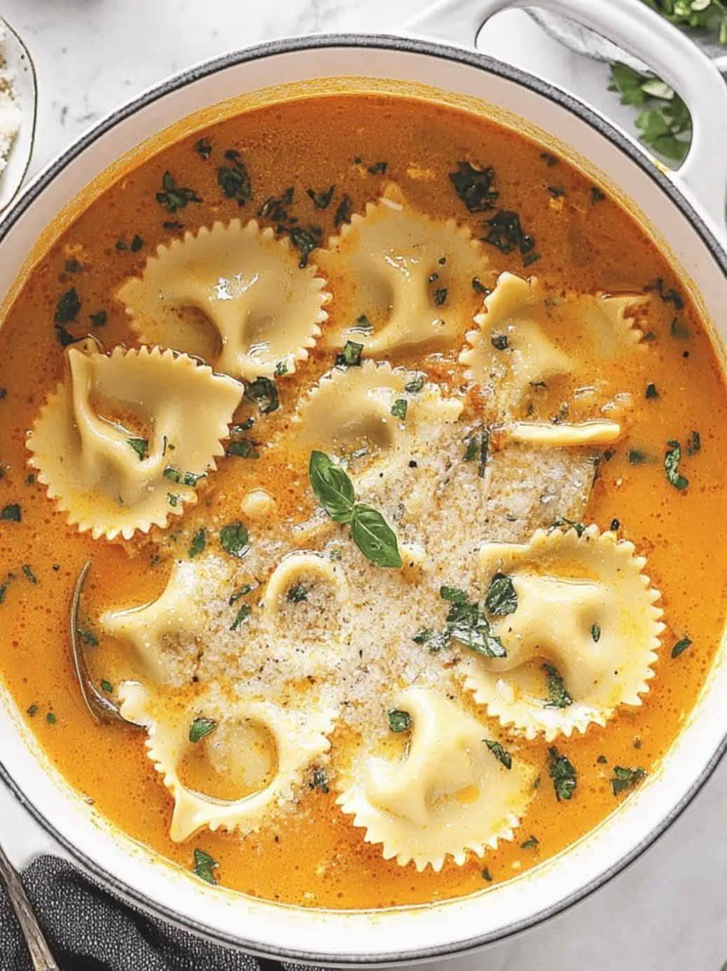 Une délicieuse soupe de raviolis qui réchauffe le cœur en 30 minutes