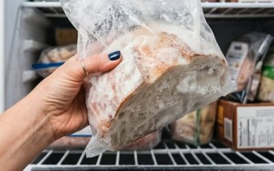 Comment décongeler le pain pour qu’il ait le goût du pain frais !😍 Grâce à cette méthode simple, il reste moelleux, savoureux et n’a jamais le goût du congélateur.