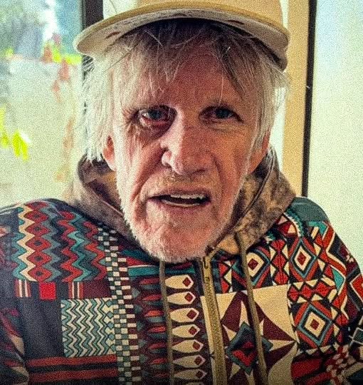Cet homme était un acteur célèbre dans les années 80, adoré par des millions de fans ! 🤯👨‍🎤 Cependant, suite à un grave accident de voiture, il a dû faire face à de nombreux défis. Son apparence a considérablement changé en raison des interventions de chirurgie esthétique qu’il a subies. 👴🤷‍♂️ Qui est-ce ? ➡️ Son nom et ses photos se trouvent dans les commentaires ci-dessous. ⬇️⬇️⬇Cet homme était un acteur célèbre dans les années 80, adoré par des millions de fans ! 🤯👨‍🎤 Cependant, suite à un grave accident de voiture, il a dû faire face à de nombreux défis. Son apparence a considérablement changé en raison des interventions de chirurgie esthétique qu’il a subies. 👴🤷‍♂️ Qui est-ce ? ➡️ Son nom et ses photos se trouvent dans les commentaires ci-dessous. ⬇️⬇️⬇