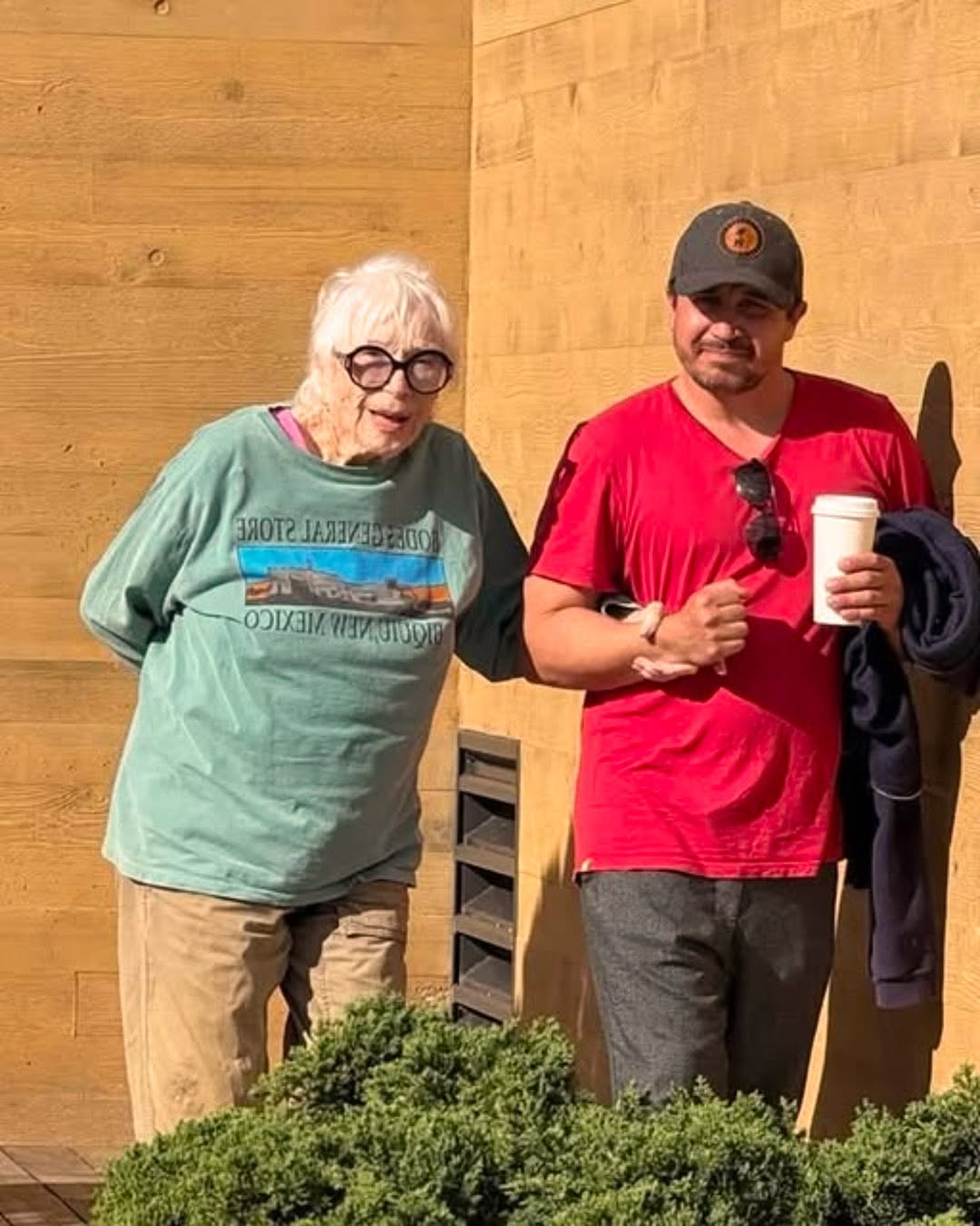Vous n’allez pas croire qui c’est ! 👀💔 À 91 ans, cette actrice légendaire est presque méconnaissable sur sa dernière photo ! 😯 La star légendaire d’Hollywood, connue pour des décennies de performances inoubliables et de rôles audacieux, est aujourd’hui méconnaissable par rapport à ses débuts sur grand écran. 🎬💫  Célèbre pour son charisme, son esprit et son élégance intemporelle, elle a captivé le public tout au long d’une carrière embrassant le drame, la comédie et la comédie… En voir plus