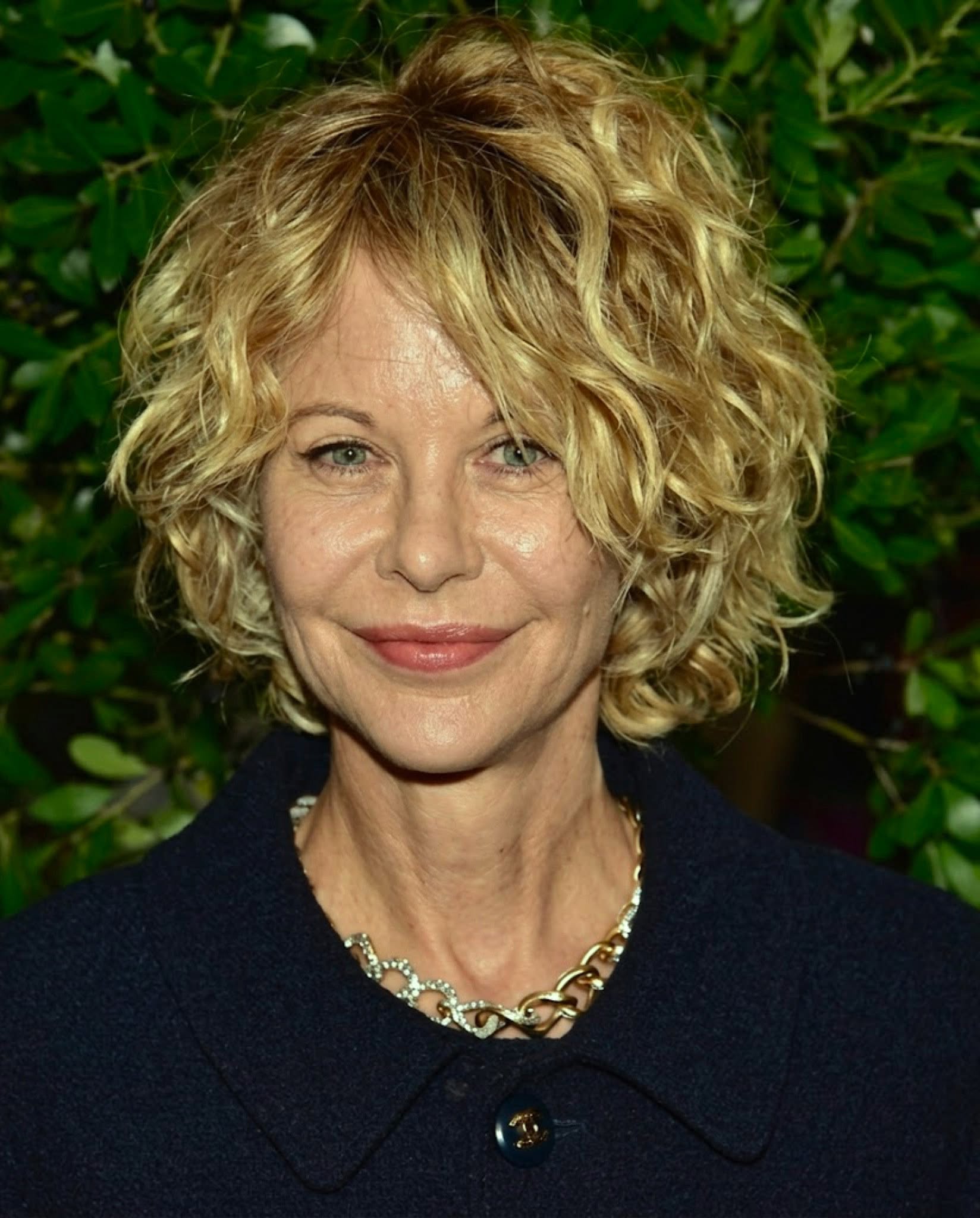 Meg Ryan était autrefois une actrice de renommée mondiale et une icône de beauté qui a marqué toute une génération. Mais après s’être retirée des projecteurs il y a des années, elle s’est faite très discrète. Aujourd’hui âgée de 64 ans, elle vient de faire sa première apparition publique en six mois, et les fans, malheureusement, laissent des commentaires acerbes sur son apparence « méconnaissable » 😢 Voir les photos dans la section commentaires…