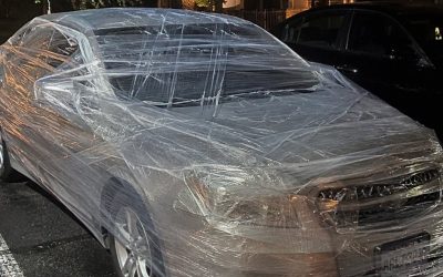 Mon voisin a recouvert toute ma voiture de ruban adhésif — alors je me suis assuré qu’il le regrette  Depuis quelques semaines, mon voisin se comporte comme si la place de parking devant chez moi lui appartenait.  Je lui ai demandé gentiment, à plusieurs reprises, d’arrêter de garer sa voiture là. Je lui ai même expliqué que JE SOUFFRE DE DOULEURS CHRONIQUES AUX JAMBES ET QUE J'AI BESOIN D'UNE CANNE POUR ME DÉPLACER, donc me garer près de ma porte d'entrée n'est pas seulement… En voir plus