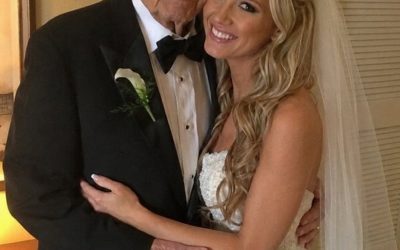J’ai épousé un millionnaire de 78 ans pour son argent — pendant nos vœux de mariage, il a pris le micro et a déclaré : « Ma future femme ignore UN DÉTAIL IMPORTANT à mon sujet. »  À vingt-neuf ans, je n’avais jamais gardé un emploi plus d’un mois.  « Pourquoi gâcher ma vie derrière un bureau ? », avais-je dit à maman. « Je suis assez jolie pour épouser quelqu’un qui a réussi. »  Je savais donc que je finirais par rencontrer quelqu’un comme Walter. … En voir plus