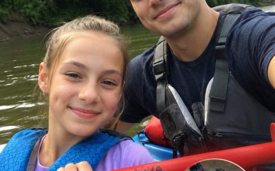 Ma petite-fille n'est jamais rentrée d'une sortie en kayak avec son oncle – Sept ans plus tard, ce que j'ai trouvé dans son vieux gilet de sauvetage m'a poussée à appeler le 911.  Après la mort de ma fille et de son mari dans un accident de voiture, je suis devenue la seule constante dans la vie de la petite Maya.  Elle avait trois ans. J’en avais soixante et un. J’ai tout réorganisé – ma retraite, ma maison, mes horaires de sommeil – sans hésiter un seul instant.  Mon fils, … En voir plus