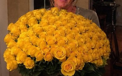Je pensais que mon mari m'avait envoyé 100 roses jaunes pendant son absence… jusqu'à ce que je les compte et que j'appelle la police.  Le colis est arrivé peu après midi.  Un immense bouquet de CENT roses jaunes trônait sur le perron de ma maison.  Il n’y avait pas de mot. … En voir plus