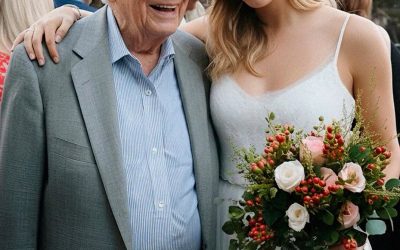 Mes beaux-parents ont tenté d’empêcher mon père d’assister à mon mariage parce qu’il est éboueur — mais lorsqu’il a pris la parole, tout le monde s’est tu.  Mon père est éboueur depuis aussi longtemps que je me souvienne.  Ma mère est décédée quand j’avais trois ans, nous ne étions donc plus que tous les deux. Il travaillait de longues heures, partant avant l’aube et rentrant épuisé, mais notre petit appartement restait bien chauffé et il y avait toujours à manger sur la tabl… En voir plus