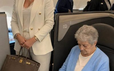 Une femme en première classe a dit à une passagère âgée de « retourner à sa place » — Vingt minutes plus tard, le commandant de bord l'a appelée.  Je m'appelle Emily. J'ai 38 ans. Je prenais l'avion de Chicago à Seattle pour le travail.  J'avais été surclassée en première classe pour la première fois de ma vie et je cherchais encore où poser mon bagage cabine quand j'ai remarqué une femme âgée qui avançait lentement dans l'allée.  Elle semblait avoir près de soixante-dix ans.… En voir plus