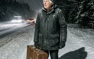J’ai pris un vieil homme en stop sur une route déserte et l’ai hébergé pour la nuit. Le lendemain matin, il m’a avoué : « Je vous ai menti. » C’était la veille de Noël, et la route s’étendait devant moi. Mon souffle embuait le pare-brise tandis que je me dépêchais de rejoindre mes deux petits, restés chez mes parents pendant que je terminais un voyage d’affaires – mon premier depuis que leur père nous avait quittés pour une maîtresse. La douleur était encore vive, mais ce soi… En voir plus Commentaires