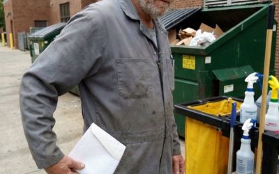Le concierge de l’université m’a vue pleurer devant ma facture de frais de scolarité et m’a tendu une enveloppe — quand je l’ai ouverte et que j’ai découvert qui il était vraiment, j’en ai eu le souffle coupé.  Trois mois avant l’obtention de mon diplôme, on m’a demandé de me désinscrire. Il me manquait 12 000 dollars pour payer mes frais de scolarité. Date limite : 17 h le lendemain.  Mes parents sont morts quand j’avais seize ans. Pas d’économies. Pas de plan de secours. Je… En voir plus
