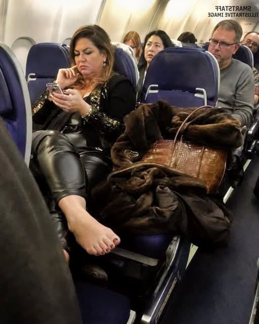 Une femme avait occupé le siège d'avion pour lequel j'avais payé un supplément, mais après le décollage, ma fille de 10 ans a fait UNE SEULE CHOSE qui a laissé toute la cabine sans voix. Ma fille Lily avait dix ans et mon fils Noah à peine cinq semaines lorsque j'ai dû effectuer mon premier vol seule avec eux deux. Je savais que ce ne serait pas simple, alors j'avais payé un supplément pour réserver deux sièges côte à côte avec plus d'espace : un côté hublot pour Lily et un a… En voir plus