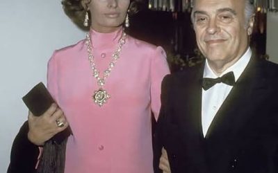 Elle avait 16 ans, lui en avait 37 - et elle ne l'a jamais laissé partir ! 💔 Le fils de Sophia Loren vient de révéler la vérité sur l'histoire d'amour interdite de sa mère avec Carlo Ponti... et pourquoi elle lui est restée fidèle pour toujours. Tous les détails dans le premier commentaire 👇📸