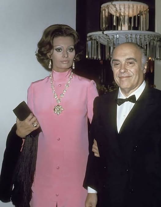 Elle avait 16 ans, lui en avait 37 - et elle ne l'a jamais laissé partir ! 💔 Le fils de Sophia Loren vient de révéler la vérité sur l'histoire d'amour interdite de sa mère avec Carlo Ponti... et pourquoi elle lui est restée fidèle pour toujours. Tous les détails dans le premier commentaire 👇📸