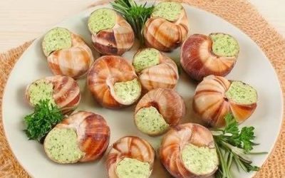 Escargots au Beurre Persillé – Recette Traditionnelle  Les escargots au  beurre persillé sont l’un des plats les plus emblématiques de la cuisine française. Délicatement parfumés à l’ ail et au persil, ils séduisent les amateurs de saveurs authentiques et raffinées. Servis en entrée lors des grandes occasions, comme les fêtes de fin d’année, ils offrent une expérience gustative unique, mêlant la tendresse de la chair des escargots à l’onctuosité du beurre fondu. Cette recette traditionnelle, bien que simple à réaliser, repose sur un équilibre subtil entre les ingrédients pour révéler toute la richesse des saveurs. Viandeet fruits de mer  Déguster des escargots peut sembler intimidant pour certains, mais leur préparation est bien plus accessible qu’il n’y paraît. Grâce à cette recette, vous apprendrez à préparer des escargots au beurre persillé maison, dignes des plus grandes tables. Le secret réside dans la qualité des ingrédients : un beurre bien crémeux, un persil frais et parfumé, ainsi qu’un ail délicatement dosé pour ne pas masquer le goût des escargots. Le tout est sublimé par une cuisson rapide au four, qui fait fondre le beurre et enrobe chaque bouchée d’un parfum irrésistible.  Voir la suite à la page suivante.