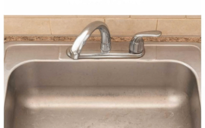 Ma grand-mère m'a montré cette astuce pour faire briller un évier en inox en 2 minutes, sans effort. Voici comment faire.