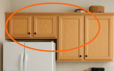 L'astuce de rangement de cuisine souvent négligée : exploitez au maximum les placards au-dessus du réfrigérateur